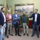 El alcalde de Burgos, Daniel de la Rosa, y el concejal de Licencias, Daniel Garabito, se reunieron ayer con representantes de la Federación de Hostelería.-RAÚL G. OCHOA
