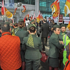 Empleados de la compañía aérea italiana Alitalia participan en una protesta en la terminal 1 del Aeropuerto Leonardo da Vinci de Roma.-EFE