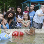 Un grupo de niños disfruta con El estanque de los pezcolores.-RAÚL G. OCHOA
