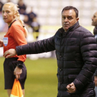 José María Salmerón da instrucciones a sus jugadores en un partido de El Plantío-Santi Otero