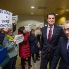 Funcionarios reinvindicando las 35 horas ante el Ibáñez y el delegado de la Junta, Roberto Saiz.-SANTI OTERO