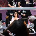 La modelo rusa Irina Shayk, en una sesión de maquillaje y peliquería.-AFP/ LIONEL BONAVENTURE