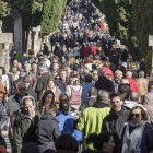 Cientos de burgaleses se acercaron al cementerio con ofrendas.-SANTI OTERO