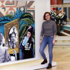 Elvira Mateos, junto a la pintura inédita de la muestra.-Raúl Ochoa