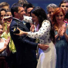 Rosalía recibe el Premio de las Artes Escénicas Antonio Banderas. En la foto, junto al actor malagueño.-JORGE ZAPATA (EFE / VÍDEO: EFE)