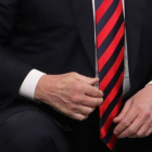 El pulgar de Trump en la mano de Trump.-AFP / LUDOVIC MARIN