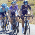 Corredores del Sky y del Astana encabezan el pelotón en una etapa de la Vuelta 2017.-ECB
