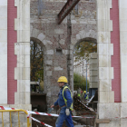Uno de los operarios caminando frente a las obras de la fachada del edificio ayer por la mañana.-R. OCHOA