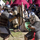 Los combates con distintos tipos de armas medievales fueron uno de los grandes reclamos de la jornada de ayer.-SANTI OTERO