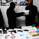 Miembros de ETA entregan armas a observadores internacionales, en el 2014.-