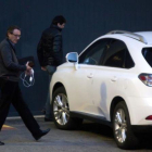 Higini y Ramon Cierco se suben a su vehículo tras hablar con su abogado, en marzo del 2015.-TONY LARA