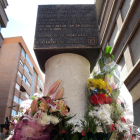 Ofrenda floral frente al monolito a los jesuitas asesinados.-ICAL