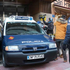 El furgón policial se colocó pegado al portal para que accedieran los detenidos.-L. VELÁZQUEZ