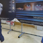 Imagen de uno de los paneles instalados en la entrada de la Facultad de Económicas.-ISRAEL L. MURILLO