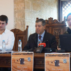 La presentación de la propuesta cultural fue a cargo del concejal de Cultura, Iban Junquera (i);  el alcalde Isaac Angulo y el artista Eduardo Cortils (d).-ECB