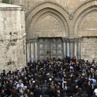 Manifestantes congregados frente a las puertas cerradas de la iglesia del Santo Sepulcro, este martes, 27 de febrero.-AP / MAHMOUD ILLEAN