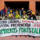 Concentración de bomberos forestales en la Delegación Territorial de la Junta en Burgos. SANTI OTERO