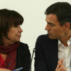 Pedro Sánchez charla con Cristina Narbona, presidenta del PSOE, este miércoles en la sede del partido.-/ DAVID CASTRO