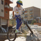 Toni Bou, a los 8 años, con su bici haciendo ya equilibrios sobre las rocas.-REPSOL MEDIA