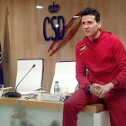 Juan Carlos Higuero posa antes de su comparecencia junto a sus medallas más importantes.-