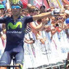 Alejandro Valverde celebra su triunfo sobre Carlos Barbero -derecha-, ayer, en Cáceres.-TWITTER/@MOVISTAR_TEAM