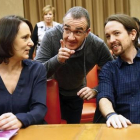 Pablo Iglesias conversa con Carolina Bescansa en el Congreso.-EFE