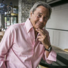 El popular actor Arturo Fernández, el martes, en un bar cercano al Teatro Apolo.-JOAN PUIG