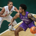 Tokoto bota el balón en presencia de un defensor del Bandirma turco-BCL