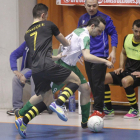 Ercilla conduce un balón en un choque en el Polideportivo Círculo-Santi Otero