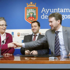 Sor Purificación Ruiz, el gerente de la institución, Javier Arellano y el alcalde tras la firma del convenio.-RAÚL G. OCHOA