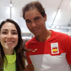 Rafael Nadal posa junto a una voluntaria de Río.-COE