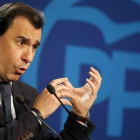 El vicesecretario de organización del PP, Fernando Martínez-Maillo, este lunes en rueda de prensa.-JOSE LUIS ROCA