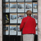 Los carteles con viviendas en oferta han vuelto a los escaparates de las inmobiliarias burgalesas.-RAÚL OCHOA