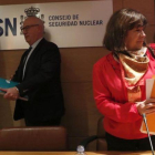 Cristina Narbona y el presidente del CSN, Fernando Martí, durante la presentación del dictamen sobre la prórroga de actividad de la central nuclear de Santa María de Garoña.-JAVIER LIZÓN / EFE