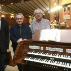 Javier Moral Agraso (i.), Lucinio Ramos, párroco de Fátima, y Juan Gabriel Martínez (d.), ayer junto al órgano de la parroquia de Fátima.-Raúl Ochoa
