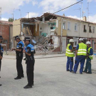 Una brigada de operarios restablece la línea telefónica mientras la Policía Local vigila la casa siniestrada.-RAÚL G. OCHOA
