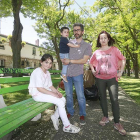 Ángeles y Jorge posan en el parque de La Nevera con sus hijos.-RAÚL G. OCHOA