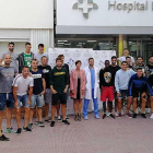 La plantilla del Burgos CF posa con los responsables del Hospital Recoletas-BCF