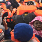 Un grupo de niños rescatados por los barcos de Proactiva Open Arms en el Mediterráneo.-EL PERIÓDICO (PROACTIVA)