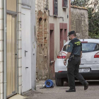 La Guardia Civil desplegó un dispositivo de seguridad en las viviendas de la calle de La Escuadra.-SANTI OTERO