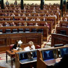 Los diputados socialistas y de Podemos celebran el decreto que permitirá exhumar los restos del dictador Francisco Franco.-MARISCAL (EFE)