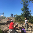 Algunos participantes de la excavación en una de sus jornadas.-ECB