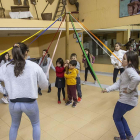 Un grupo de niños juega en la sede de la asociación Gavilla en la calle Jerez.-SANTI OTERO