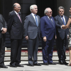 La ministra de Defensa Maria Dolores de Cospedal saluda a Federico Trillo, Eduardo Serra, Gustavo Suarez Pertierra, Julian Garcia Vargas y Narcis Serra.-J J Guillen / EFE