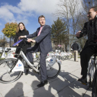 Gema Conde a pie y el alcalde, Javier Lacalle, ayer, en la presentación de las nuevas bicicletas.-RAÚL G. OCHOA