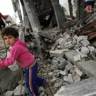 Un niño palestino camina entre los escombros de una vivienda destruida en el barrio de Shejaeiya, en Gaza, el 23 de febrero.-Foto:   EFE / MOHAMMED SABER