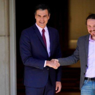 Pedro Sánchez se reúne con Pablo Iglesias de Unidas Podemos en la Moncloa.-