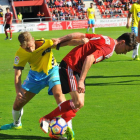 Guarrotxena intenta regatear a un rival en el choque ante el Lugo.-JOSÉ ESTEBAN EGURROLA