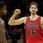 Pau Gasol celebra una jugada durante el partido de los Bulls y los Sixers en Filadelfia.-Foto: AP / MATT SLOCUM