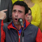 Capriles, en una rueda de prensa en Caracas, el 21 de octubre.-REUTERS / MARCO BELLO